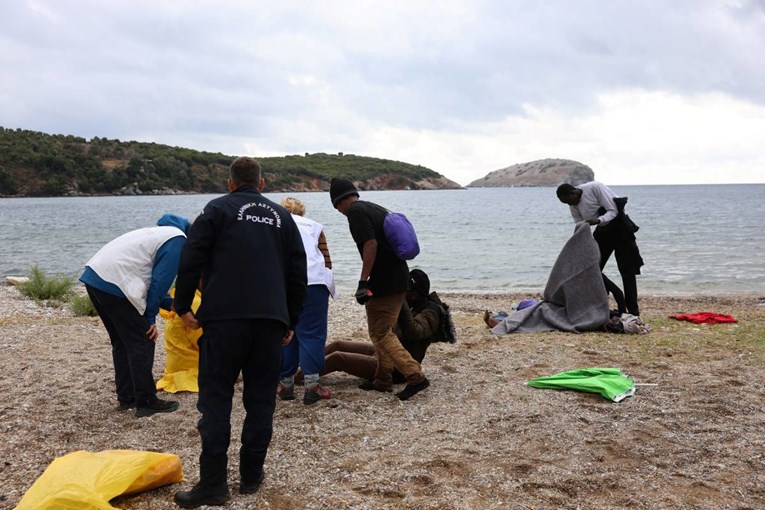 Jedna osoba mrtva i troje nestalih nakon potonuća migrantskog broda u Grčkoj 