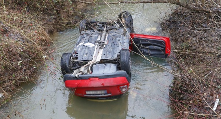 Auto kod Karlovca probio ogradu i sletio s mosta, poginuo muškarac