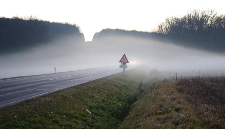 HAK upozorava mokre i skliske ceste. Na nekim mjestima gusta magla 