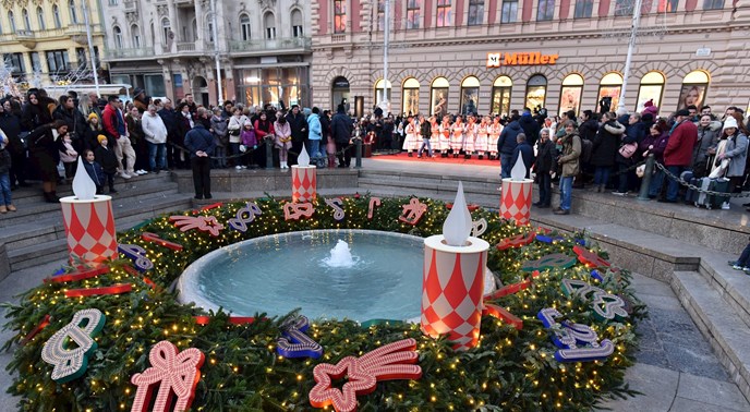 UŽIVO Kreće Advent u Zagrebu, pali se prva svijeća na Manduševcu