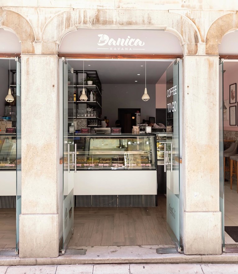 Zatvara se kavana koja je bila simbol zadarske Kalelarge