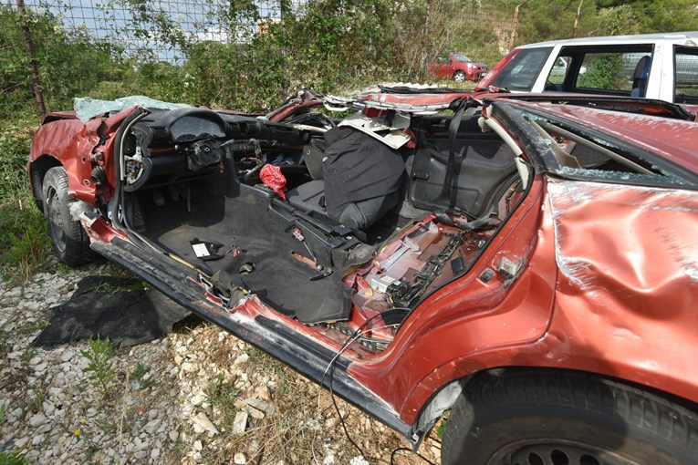 Ovo su fotografije auta u kojem su poginule dvije curice, potpuno je smrskan