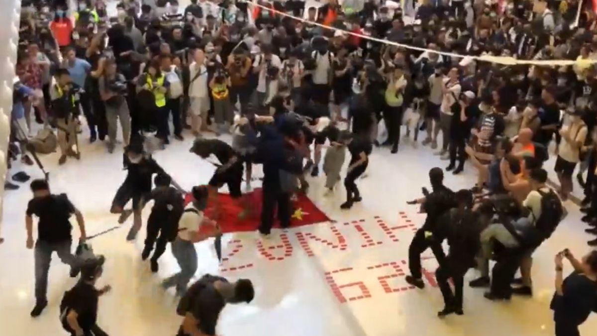 VIDEO Prosvjednici u Hong Kongu gazili kinesku zastavu i bacili je u rijeku