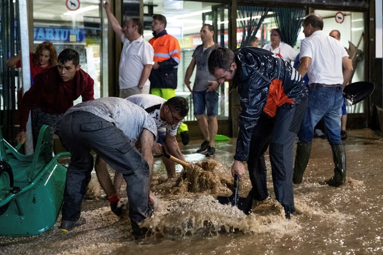 Poplave kod Madrida: Ulice se pretvorile u bujice, dio podzemne odsječen