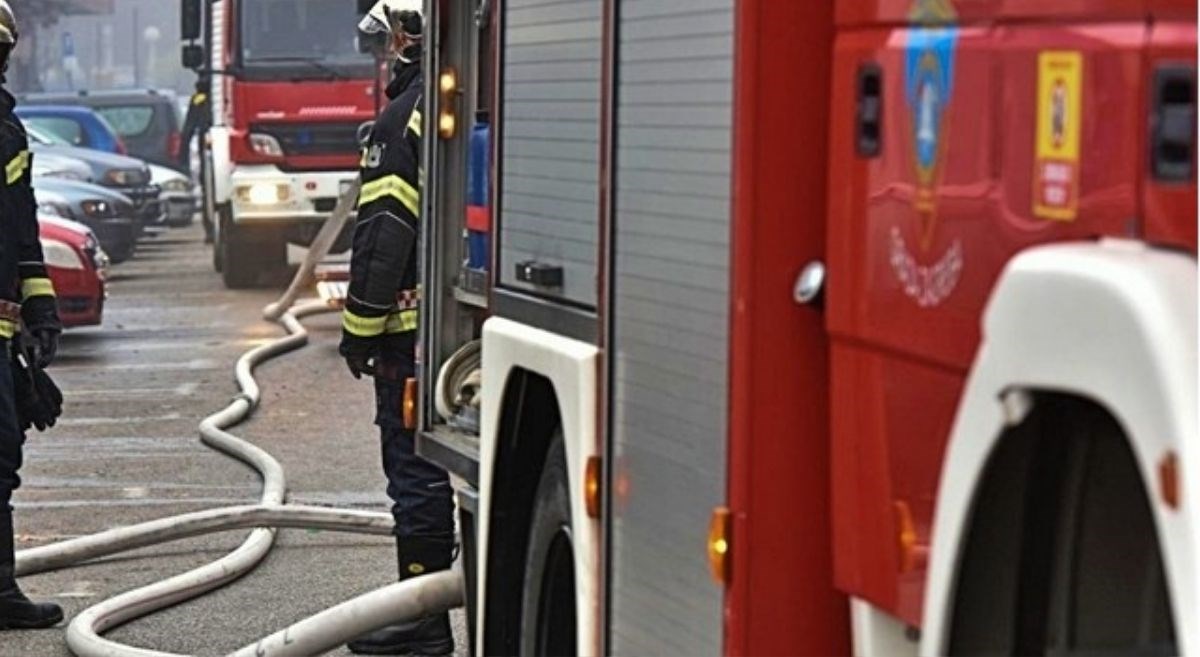 Požar u skladištu zgrade u Zagrebu, širi se gust dim. Evakuirani stanari i radnici