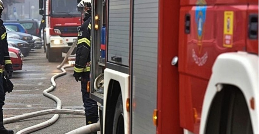 Požar u skladištu zgrade u Zagrebu, širi se gust dim. Evakuirani stanari i radnici