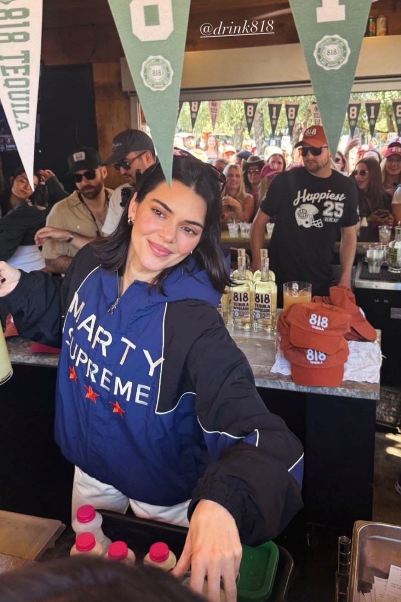 Kendall Jenner u outfitu koji najavljuje ključni trend za jesen 2025.