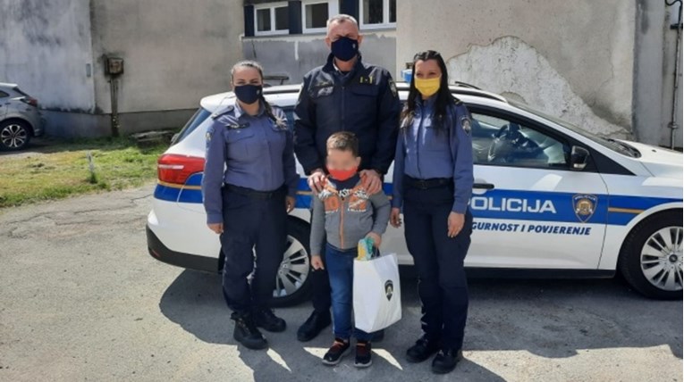 Sisački policajci uljepšali rođendan sedmogodišnjaku: Njegovoj sreći nije bilo kraja