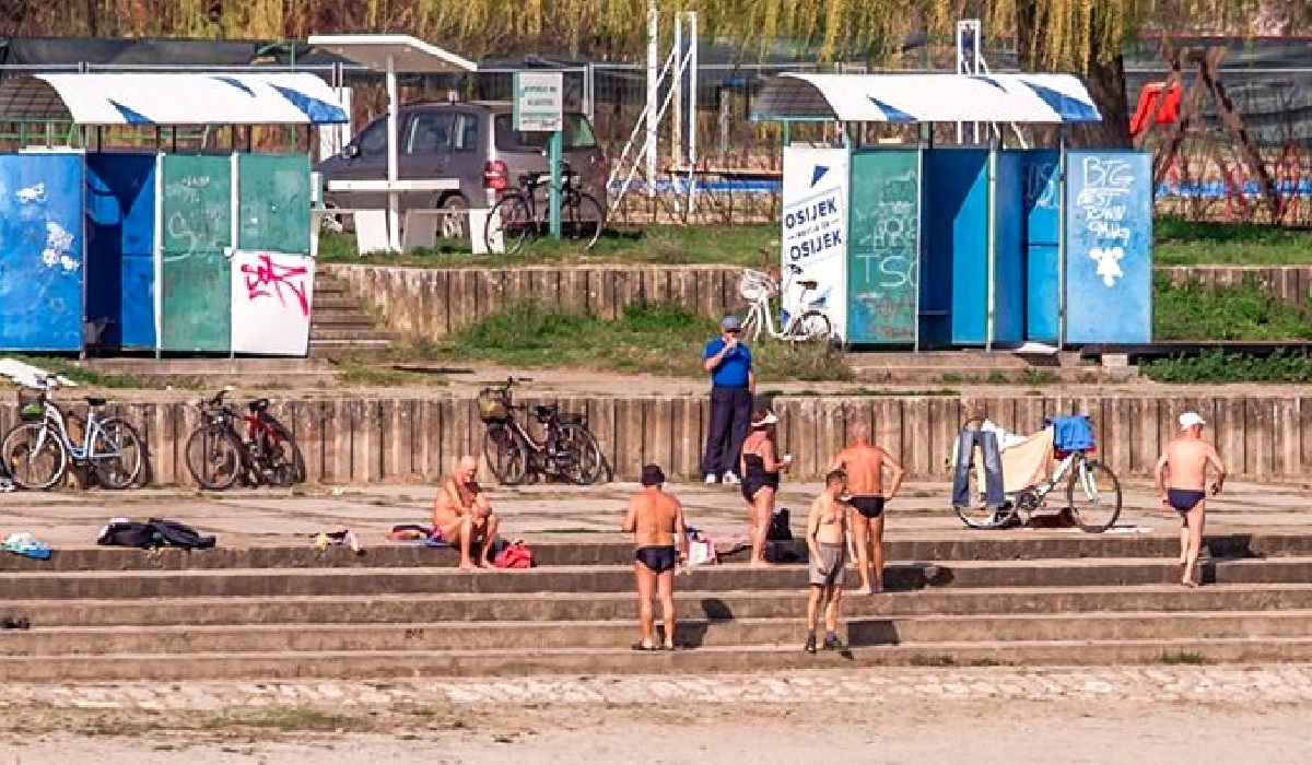 FOTO U Hrvatskoj drastične mjere, a ovi stariji ljudi se u Osijeku grupno kupaju