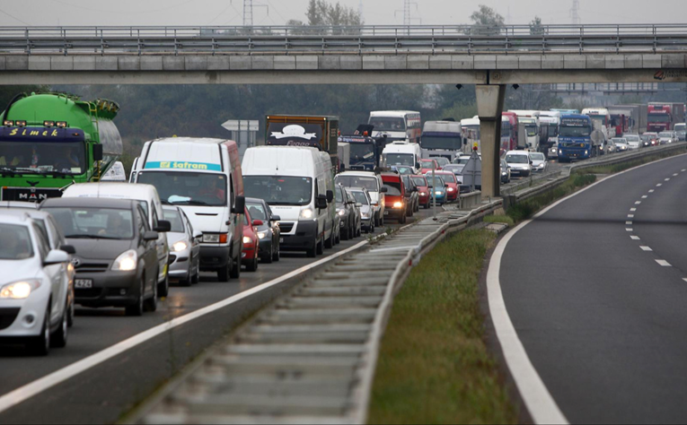 HAK: Gužve na A4 i zagrebačkoj obilaznici, konji na cesti kod Korenice
