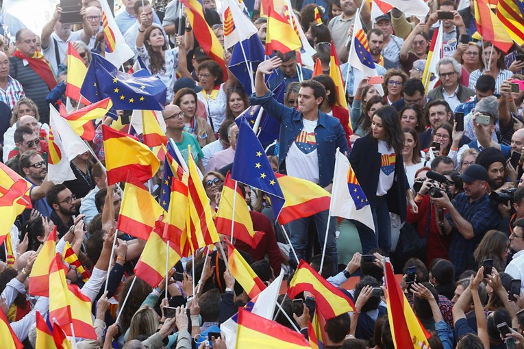Protivnici nezavisnosti Katalonije prosvjedovali u Barceloni: "Dosta je više"