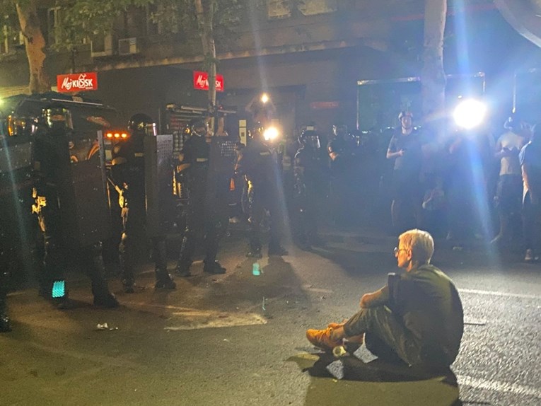 FOTO "Moć žene": Potpuno sama sjela pred kordon policije u Beogradu