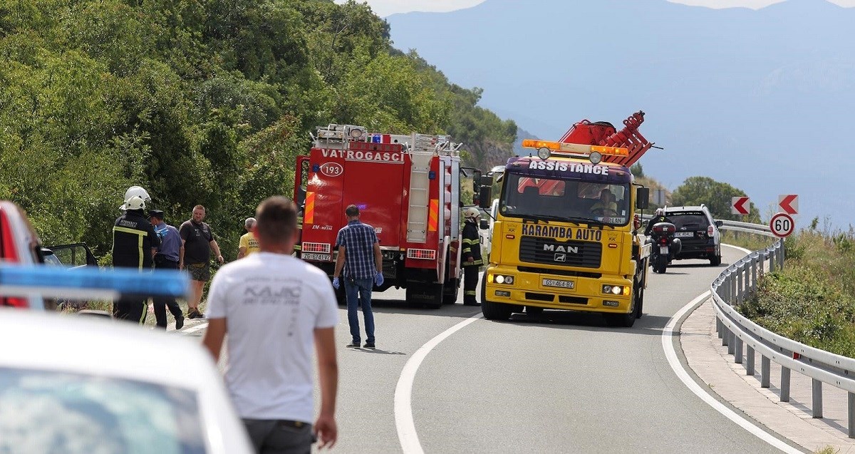 Vozačica (70) kod Senja pokupila zaštitnu ogradu, putokaz i stup. Teško je ozlijeđena