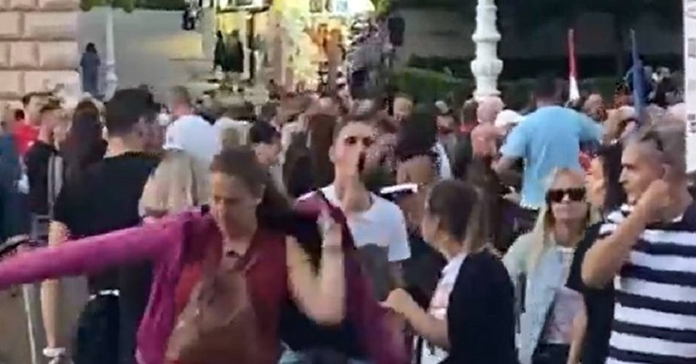 VIDEO Mladić na "Festivalu slobode" urlao i razbio bocu pa pobjegao policiji