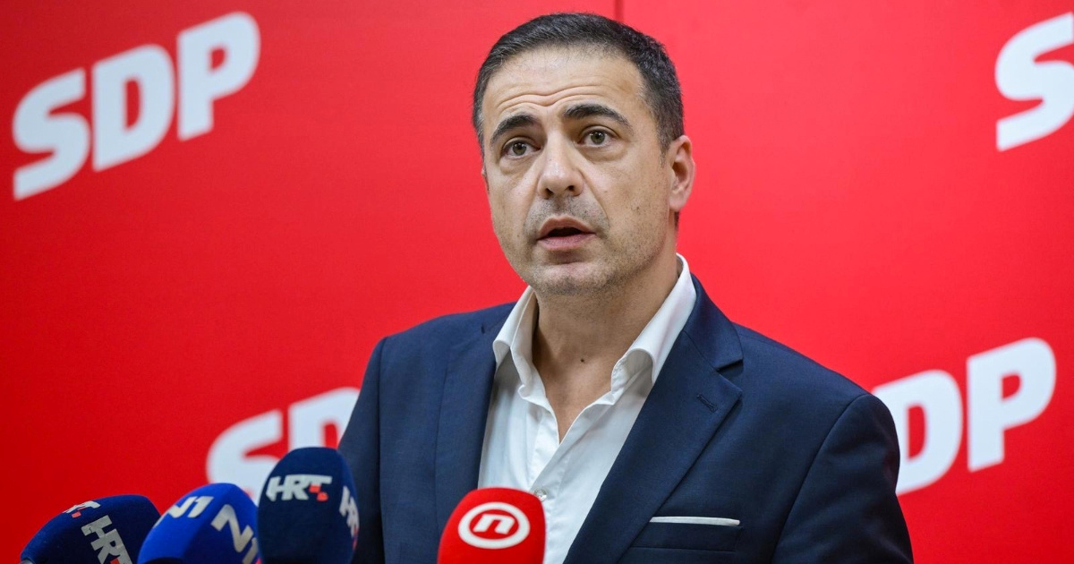 Tko je Adrian De Vrgna?