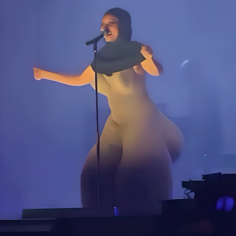 Pjevačica nastupala u bizarnom kostimu, ljudi je počeli sprdati: "Dušo, što je ovo?"