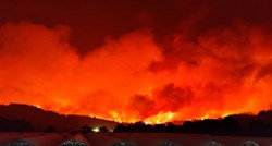 Požari u Grčkoj su neopisivi. Voda iz kanadera ispari prije nego što padne na tlo