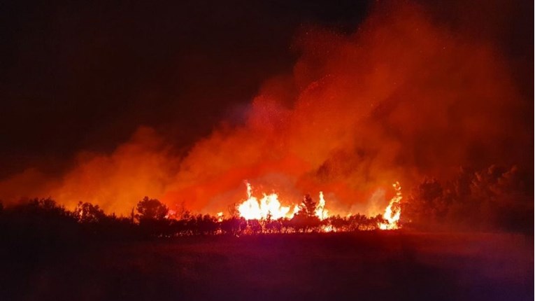 Vatrogasci se tijekom noći borili s požarom u Rudinama, vatra došla i do kuća