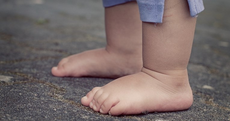 Hodajte bosi po travi ili plaži, tako trenirate mišiće stopala, savjetuje ortoped