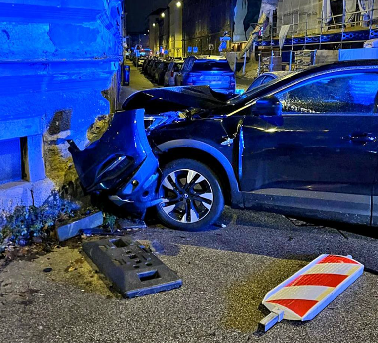 U centru Zagreba srušio semafor i zabio se u zgradu, teško ozlijedio Nepalca