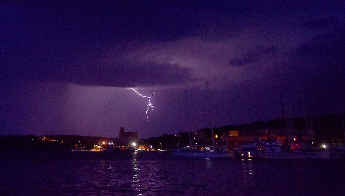 Meteorolozi do utorka najavljuju vruće i suho, a onda grmljavinska nevremena
