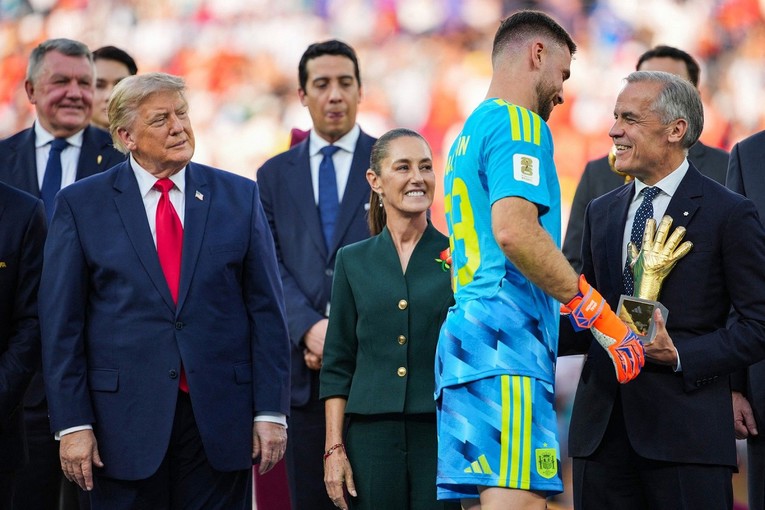 Simon hladno pozdravio Trumpa, pa grlio kanadskog premijera. Trumpov pogled je sve