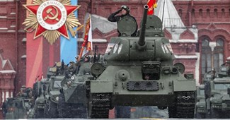 FOTO Na Putinovoj paradi bio je jedan jedini tenk. Ljudi se rugaju: "Pa, barem vozi"