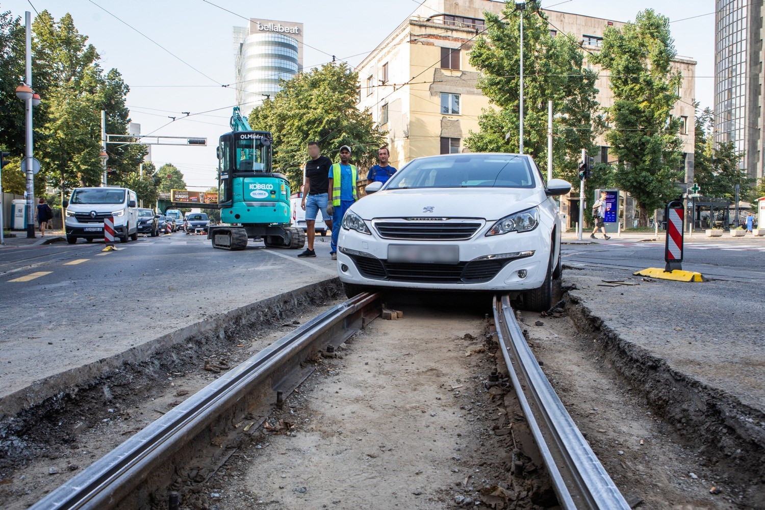 Auto sletio na tramvajske tračnice i blokirao promet