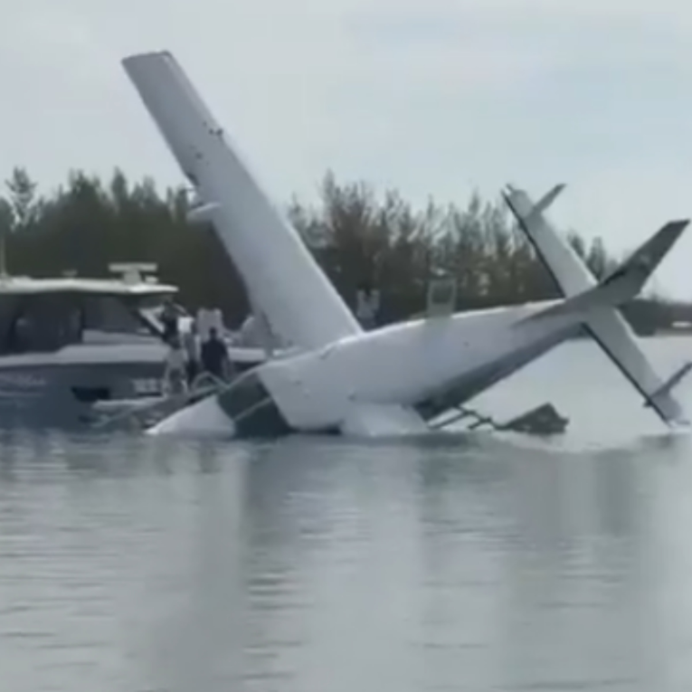 VIDEO Hidroavion s Amerikancima srušio se na Bahamima. Putnici snimili udar