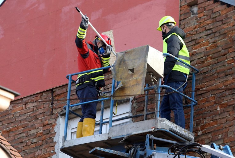 Bandić osobno oštećene zidove farba u rozo, njegovi radnici izveli cirkus na zgradi