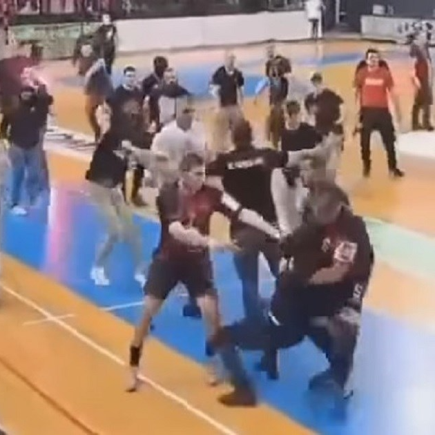 VIDEO Kaos u Makedoniji. Rukometaš Vardara šakom u glavu udario navijača