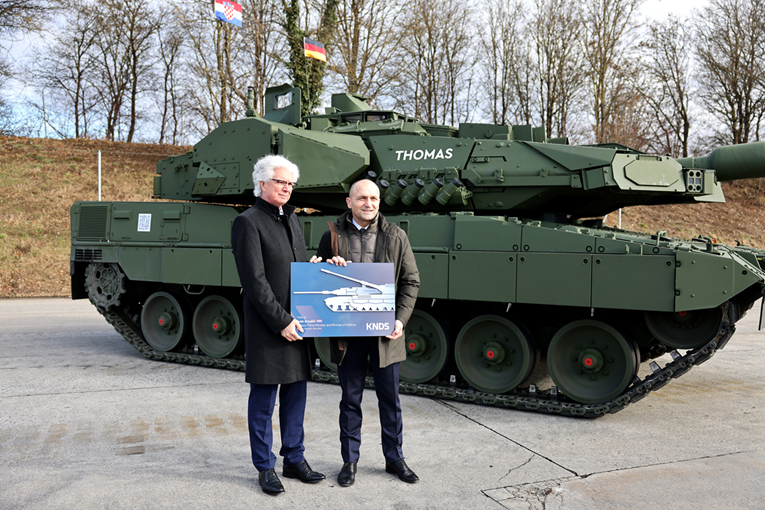 HDZ prozvao Možemo: Bacajte se pod tenkove, valjajte po cesti, lupajte loncima...