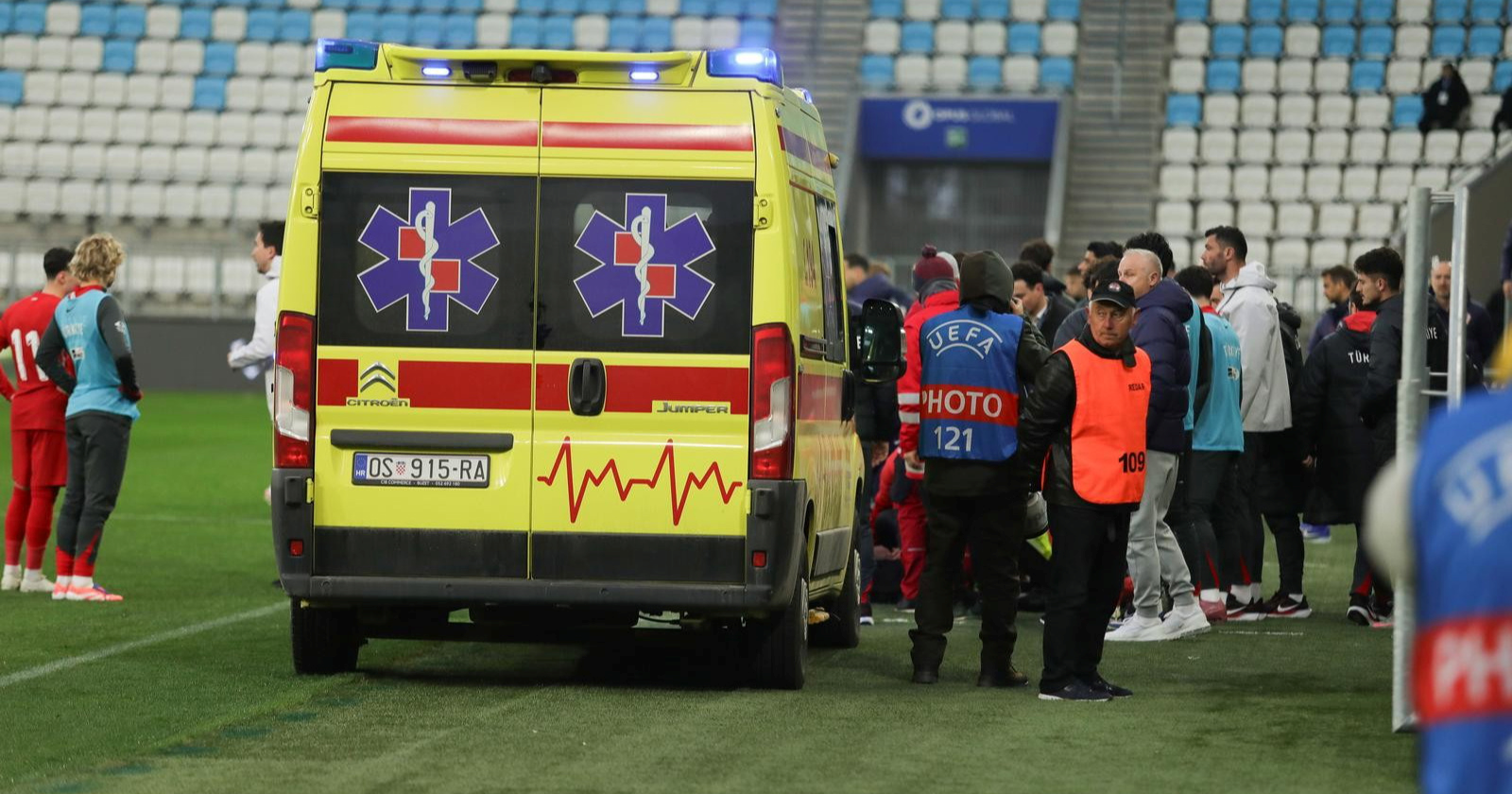 UŽIVO Srušio se turski izbornik, hitna ga odvezla. Sudac povukao igrače s terena