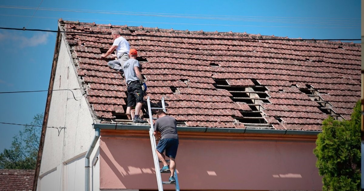 Pao s krova u mjestu koje je razorila tuča. Teško je ozlijeđen