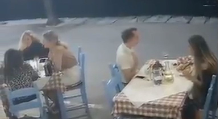 VIDEO Gost se počeo gušiti u restoranu, konobar mu brzom reakcijom spasio život