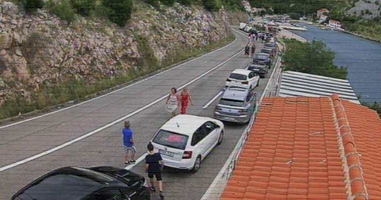 Cesta između Maslenice i Zatona Obrovačkog zbog vjetra otvorena samo za aute