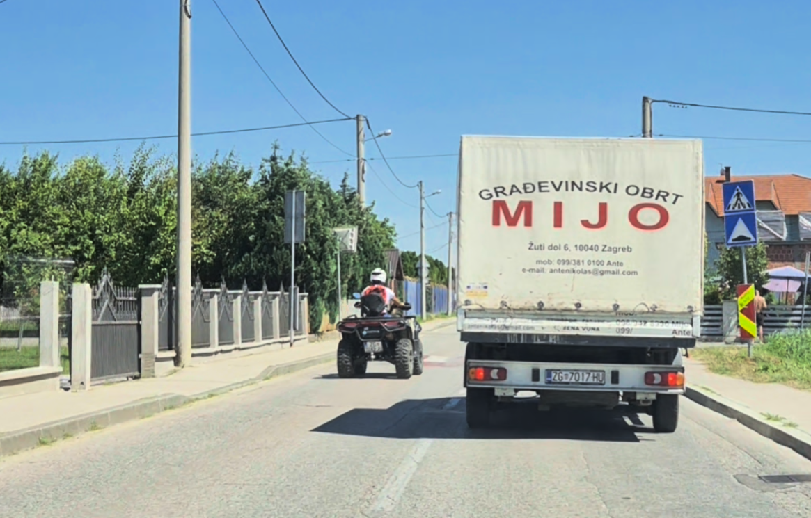 VIDEO Pogledajte pretjecanje quadom u Zagrebu, pred zebrom