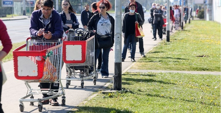 VIDEO Ogromni redovi pred dućanima prije Uskrsa