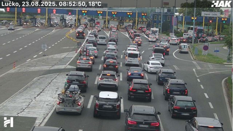 Pojačan je promet na autocestama, ali velikih gužvi nema. Kolona na samo jednoj dionici