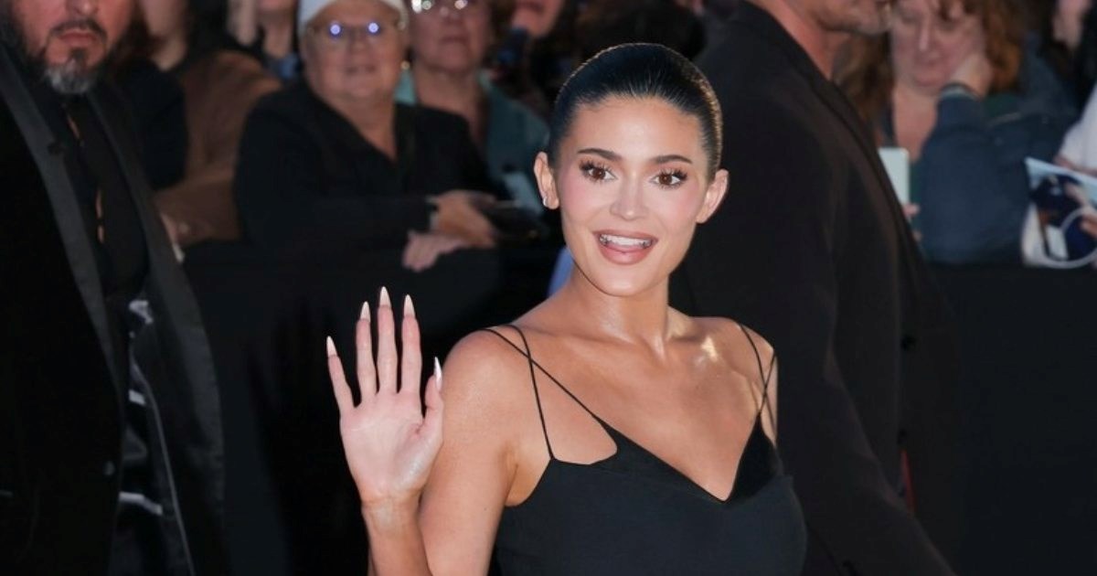 Pariz pod nogama Kylie Jenner: Sve u znaku male crne haljine