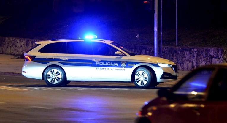 Mladić u Šibeniku divljao autom bez vozačke, bježao policiji pa predao marihuanu