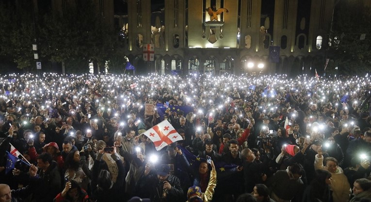 VIDEO Deseci tisuća ljudi na ulicama Gruzije. Orban dočekan glasnim zvižducima