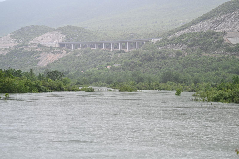 Vrgorački most i cesta između Vrgorca i Ljubuškog od jutros su pod vodom