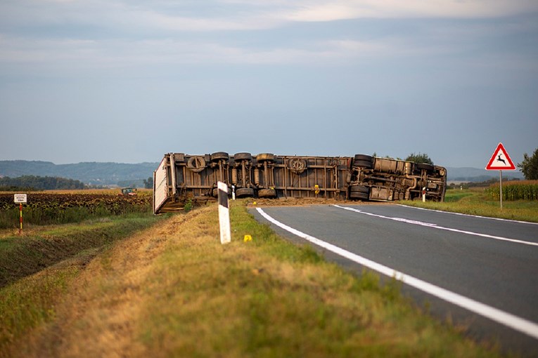 FOTO Prevrnuo se kamion kod Virovitice, zatvorena sjeverna obilaznica grada