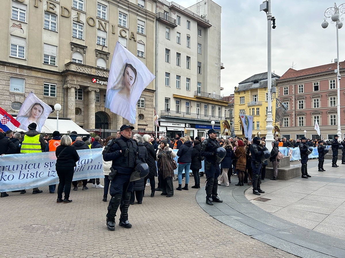 VIDEO Klečavci danas došli ranije na Trg, protuprosvjednici bubnjaju dok oni mole