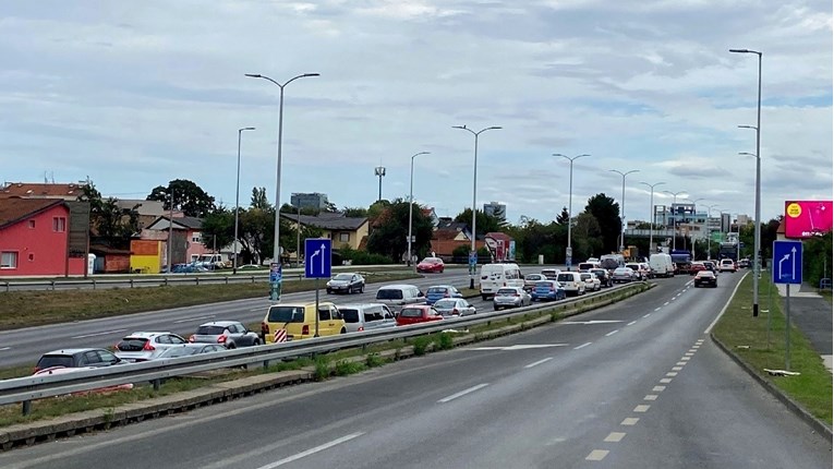 Kolaps na Slavonskoj u Zagrebu, zapeo kamion s dizalicom