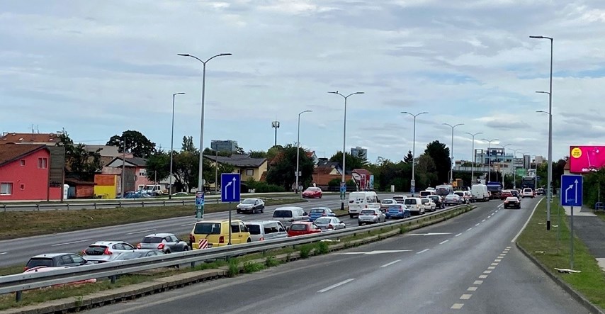Kolaps na Slavonskoj u Zagrebu, zapeo kamion s dizalicom