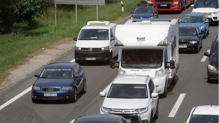 Nesreća na A1 kod Karlovca u smjeru Zagreba, vozi se u koloni