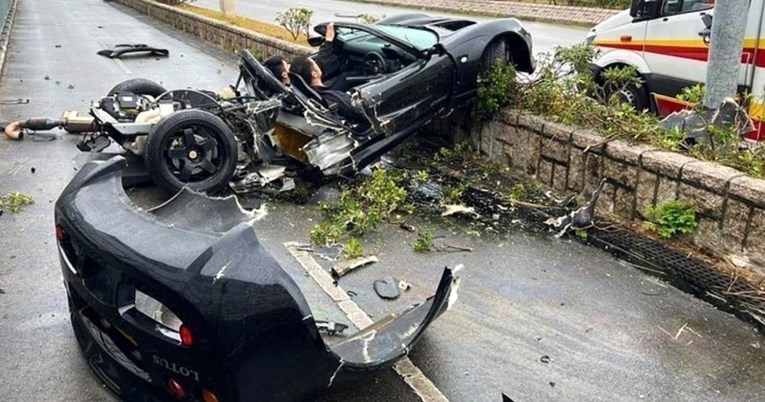 VIDEO Od siline udarca auto se raspolovio, vozač i suvozač imali nevjerojatnu sreću