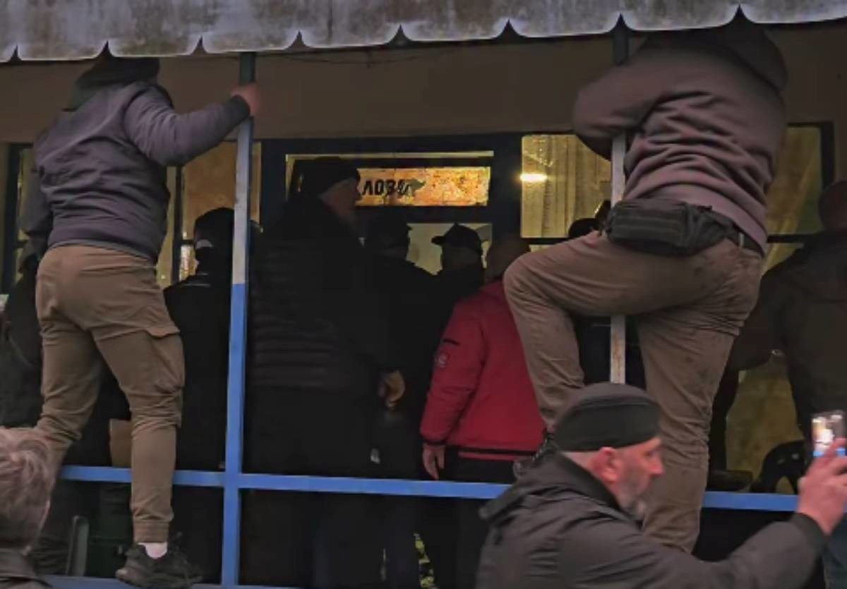 VIDEO Lokalni izbori u Srbiji: Masovna tučnjava, letjele boce, stolice i daske